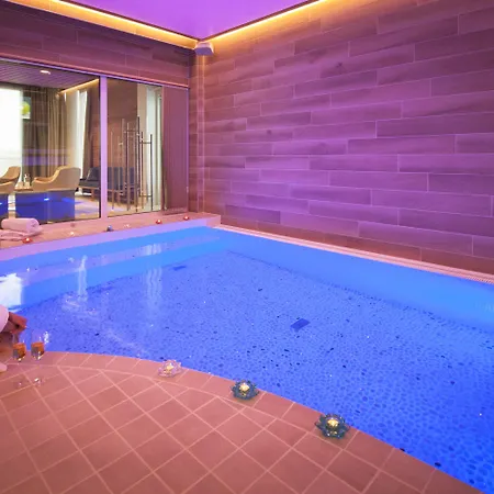 Aateli Hillside 4*